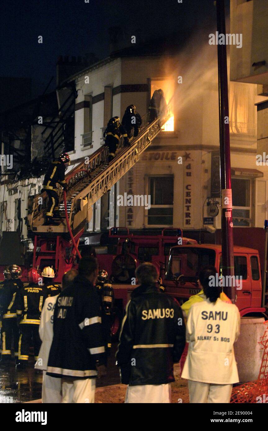 Les pompiers travaillent dans une rue où des flammes et de la fumée éclatent après une explosion de gaz dans un bâtiment de Bondy, au nord-est de Paris, en France, le 30 octobre 2007, qui a blessé 46 personnes et en a tué une. Photo de Jules Motte/ABACAPRESS.COM Banque D'Images
