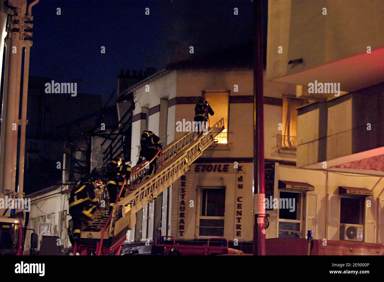 Les pompiers travaillent dans une rue où des flammes et de la fumée éclatent après une explosion de gaz dans un bâtiment de Bondy, au nord-est de Paris, en France, le 30 octobre 2007, qui a blessé 46 personnes et en a tué une. Photo de Jules Motte/ABACAPRESS.COM Banque D'Images