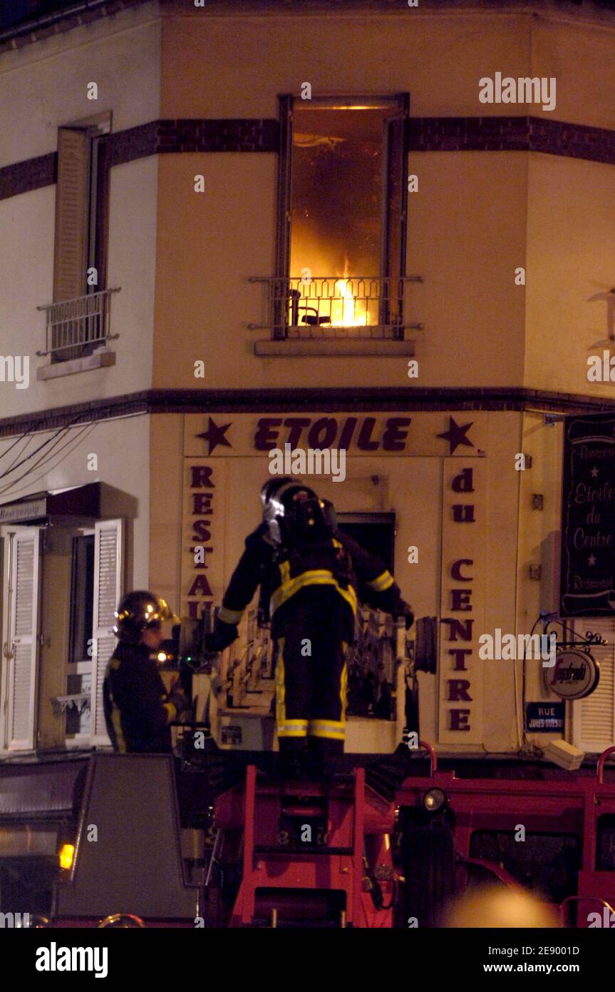 Les pompiers travaillent dans une rue où des flammes et de la fumée éclatent après une explosion de gaz dans un bâtiment de Bondy, au nord-est de Paris, en France, le 30 octobre 2007, qui a blessé 46 personnes et en a tué une. Photo de Jules Motte/ABACAPRESS.COM Banque D'Images