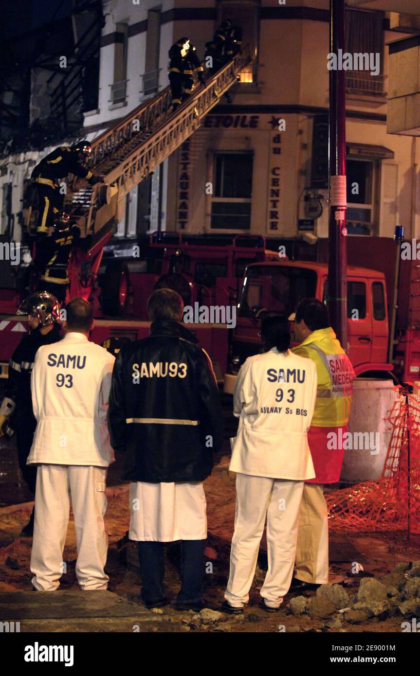 Les pompiers travaillent dans une rue où des flammes et de la fumée éclatent après une explosion de gaz dans un bâtiment de Bondy, au nord-est de Paris, en France, le 30 octobre 2007, qui a blessé 46 personnes et en a tué une. Photo de Jules Motte/ABACAPRESS.COM Banque D'Images