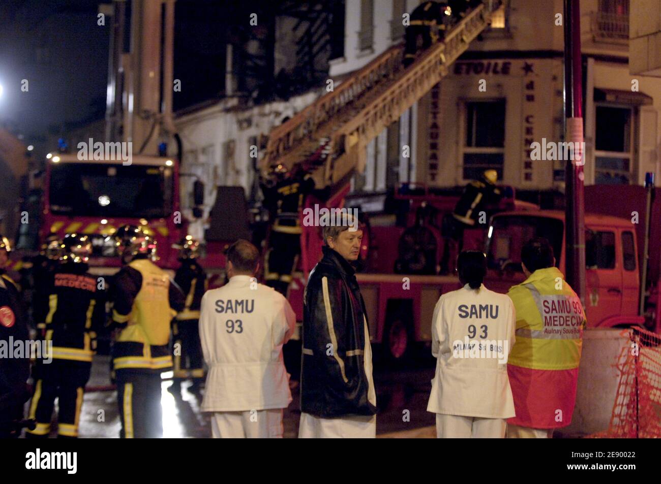 Les pompiers travaillent dans une rue où des flammes et de la fumée éclatent après une explosion de gaz dans un bâtiment de Bondy, au nord-est de Paris, en France, le 30 octobre 2007, qui a blessé 46 personnes et en a tué une. Photo de Jules Motte/ABACAPRESS.COM Banque D'Images