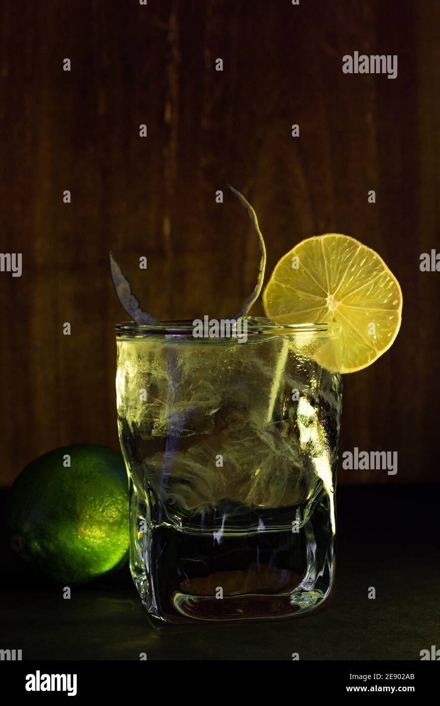 Décoration de cocktail verte avec citron vert. Cocktail encore vie avec fond en bois Banque D'Images