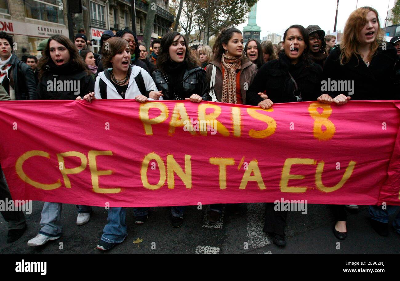 Les étudiants français criaient des slogans lors d'une manifestation contre les réformes universitaires à Paris, France, le 8 novembre 2007. Les étudiants de plus d'une douzaine de campus en France ont protesté contre une nouvelle loi qui, selon eux, donnerait trop d'importance aux grandes entreprises dans la gestion des universités. Jusqu'à 3,000 étudiants portant des banderoles portant la mention « nos facultés sont ouvertes aux enfants des travailleurs et fermées aux intérêts privés » ont défilé dans la ville occidentale de Rennes, tandis que des manifestations ont également eu lieu à Toulouse, Nanterre, Paris et à Perpignan, Pau, Grenoble, Montpellier et Caen. Photo de Mehdi Taamallah/ABACAPR Banque D'Images