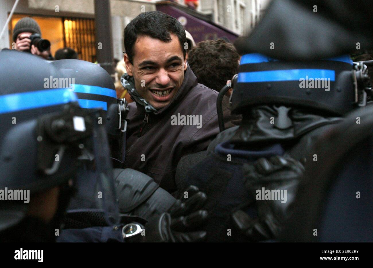 Les étudiants français criaient des slogans lors d'une manifestation contre les réformes universitaires à Paris, France, le 8 novembre 2007. Les étudiants de plus d'une douzaine de campus en France ont protesté contre une nouvelle loi qui, selon eux, donnerait trop d'importance aux grandes entreprises dans la gestion des universités. Jusqu'à 3,000 étudiants portant des banderoles portant la mention « nos facultés sont ouvertes aux enfants des travailleurs et fermées aux intérêts privés » ont défilé dans la ville occidentale de Rennes, tandis que des manifestations ont également eu lieu à Toulouse, Nanterre, Paris et à Perpignan, Pau, Grenoble, Montpellier et Caen. Photo de Mehdi Taamallah/ABACAPR Banque D'Images