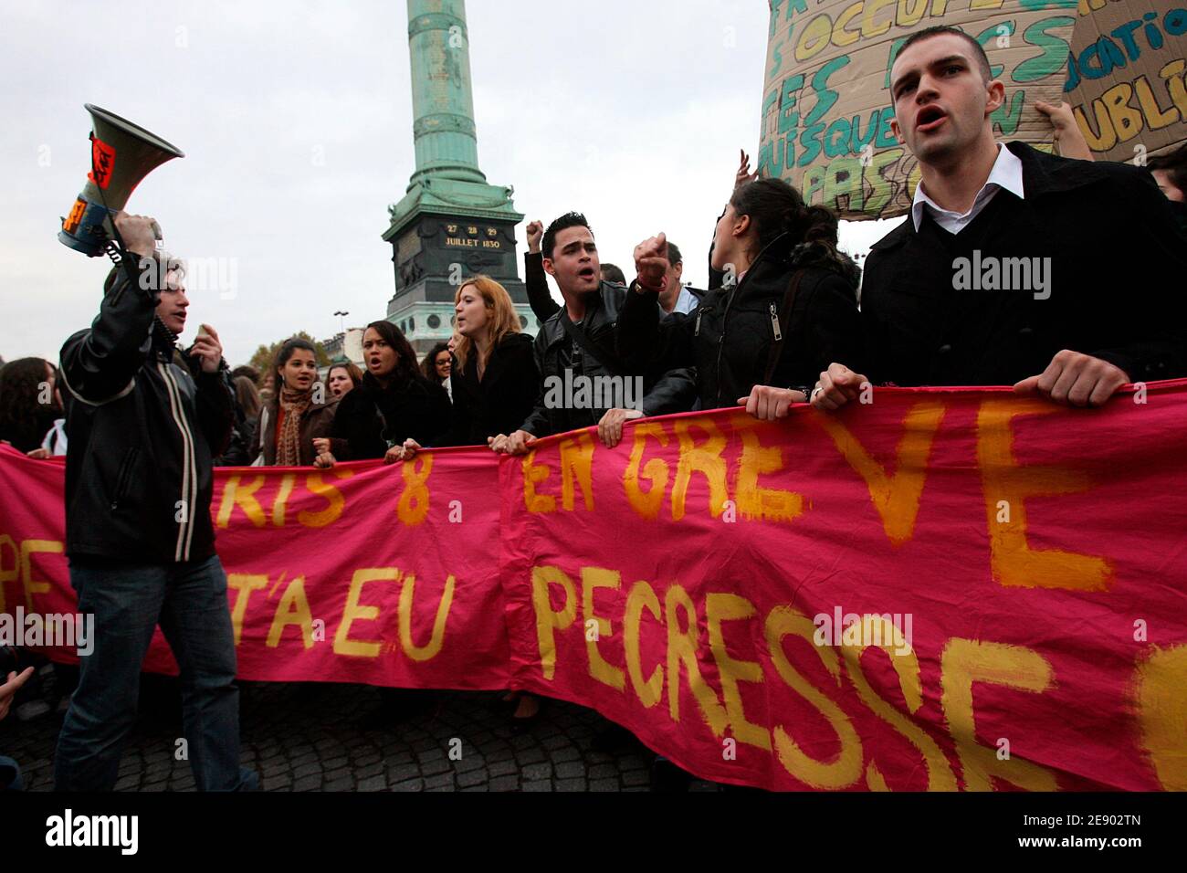 Les étudiants français criaient des slogans lors d'une manifestation contre les réformes universitaires à Paris, France, le 8 novembre 2007. Les étudiants de plus d'une douzaine de campus en France ont protesté contre une nouvelle loi qui, selon eux, donnerait trop d'importance aux grandes entreprises dans la gestion des universités. Jusqu'à 3,000 étudiants portant des banderoles portant la mention « nos facultés sont ouvertes aux enfants des travailleurs et fermées aux intérêts privés » ont défilé dans la ville occidentale de Rennes, tandis que des manifestations ont également eu lieu à Toulouse, Nanterre, Paris et à Perpignan, Pau, Grenoble, Montpellier et Caen. Photo de Mehdi Taamallah/ABACAPR Banque D'Images