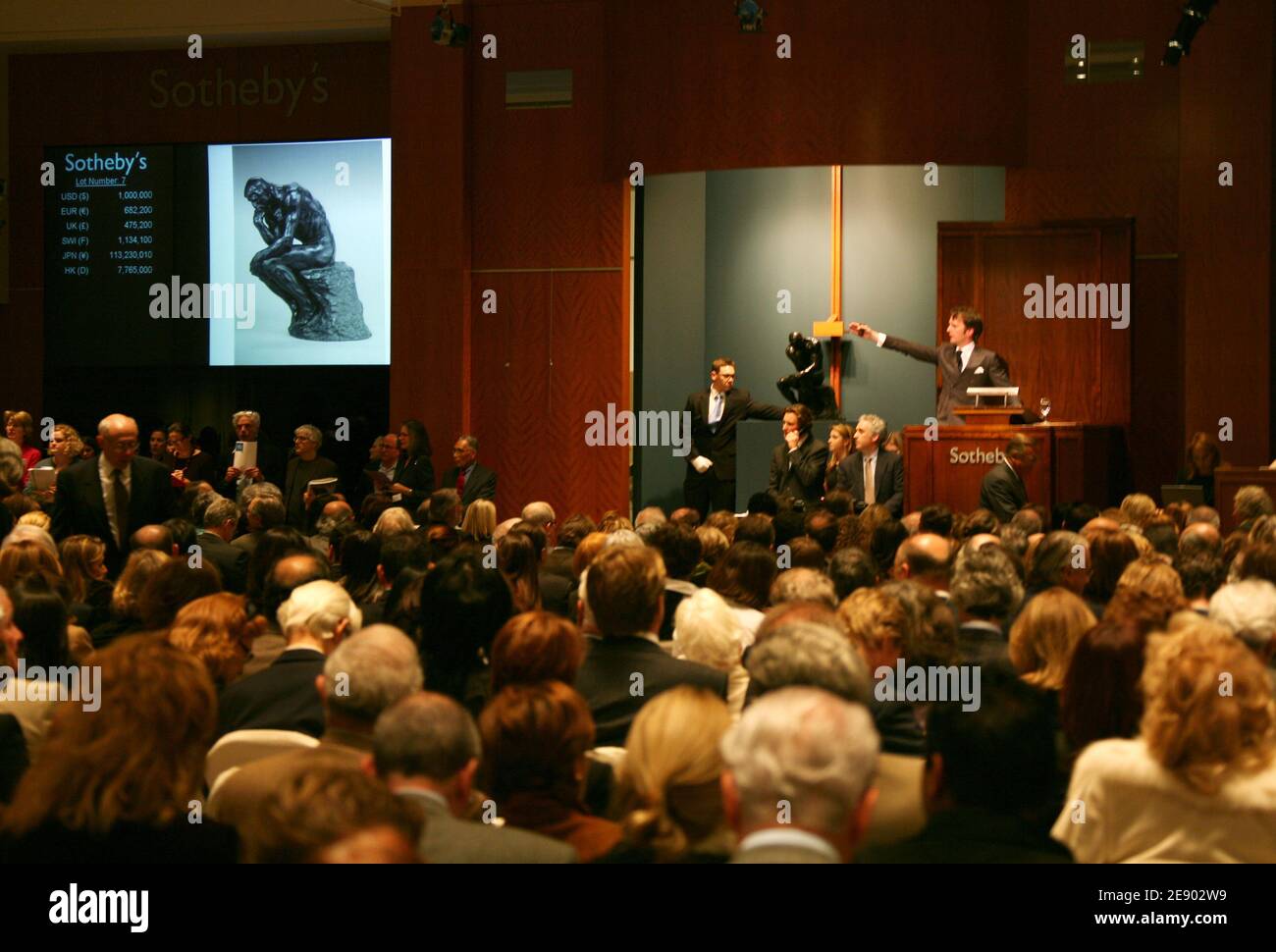 La sculpture d'Auguste Rodin « le penseur » a été mise aux enchères pour un montant de 3,065,000 USD lors d'une vente en soirée impressionniste et d'art moderne à Sotheby's à New York, aux États-Unis, le 7 novembre 2007. Parmi les 56 lots vendus pour un montant total de 269,741,600 USD, on compte la peinture de Paul Gauguin 'te Poipoi' (le matin) (39,241,000 USD), la sculpture de Pablo Picasso 'Tete de Femme (Dora Maar)' (29,161,000 USD) et la peinture de Claude Monet 'le Palais Dario' (10,401,000 USD). Photo par ABACAPRESS.COM Banque D'Images