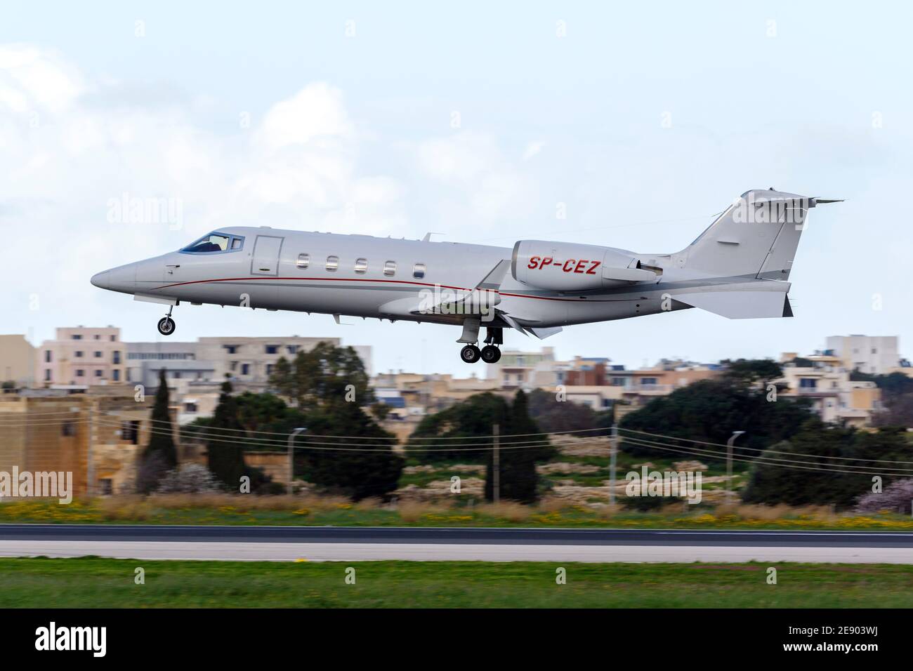 Learjet 60XR (Reg: SP-CEZ) arrivant d'un long vol de Moscou. Banque D'Images