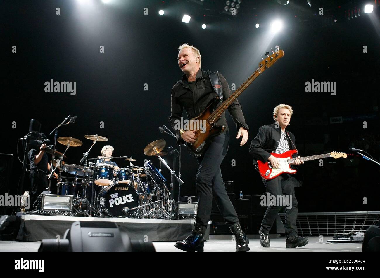 (G-D) Stewart Copeland, Sting et Andy Summers de la police se sont produits au TD Banknorth Garden à Boston, ma, États-Unis, le 11 novembre 2007. Photo de Peter Cooke/Cal Sport Media/ABACAPRESS.COM Banque D'Images