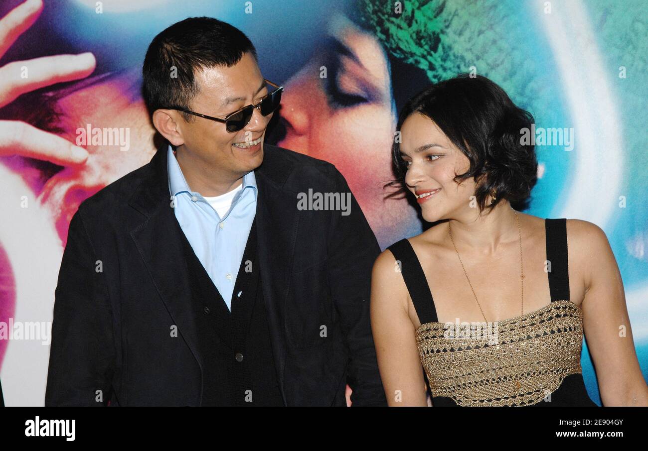 Le réalisateur chinois Kar Wai Wong et la chanteuse américaine Norah Jones posent pour des photos alors qu'ils arrivent à la première de leur nouveau film « My Blueberry Nights », qui s'est tenu au théâtre Gaumont champs-Elysées à Paris, en France, le 13 novembre 2007. Photo de Nicolas Khayat/ABACAPRESS.COM Banque D'Images