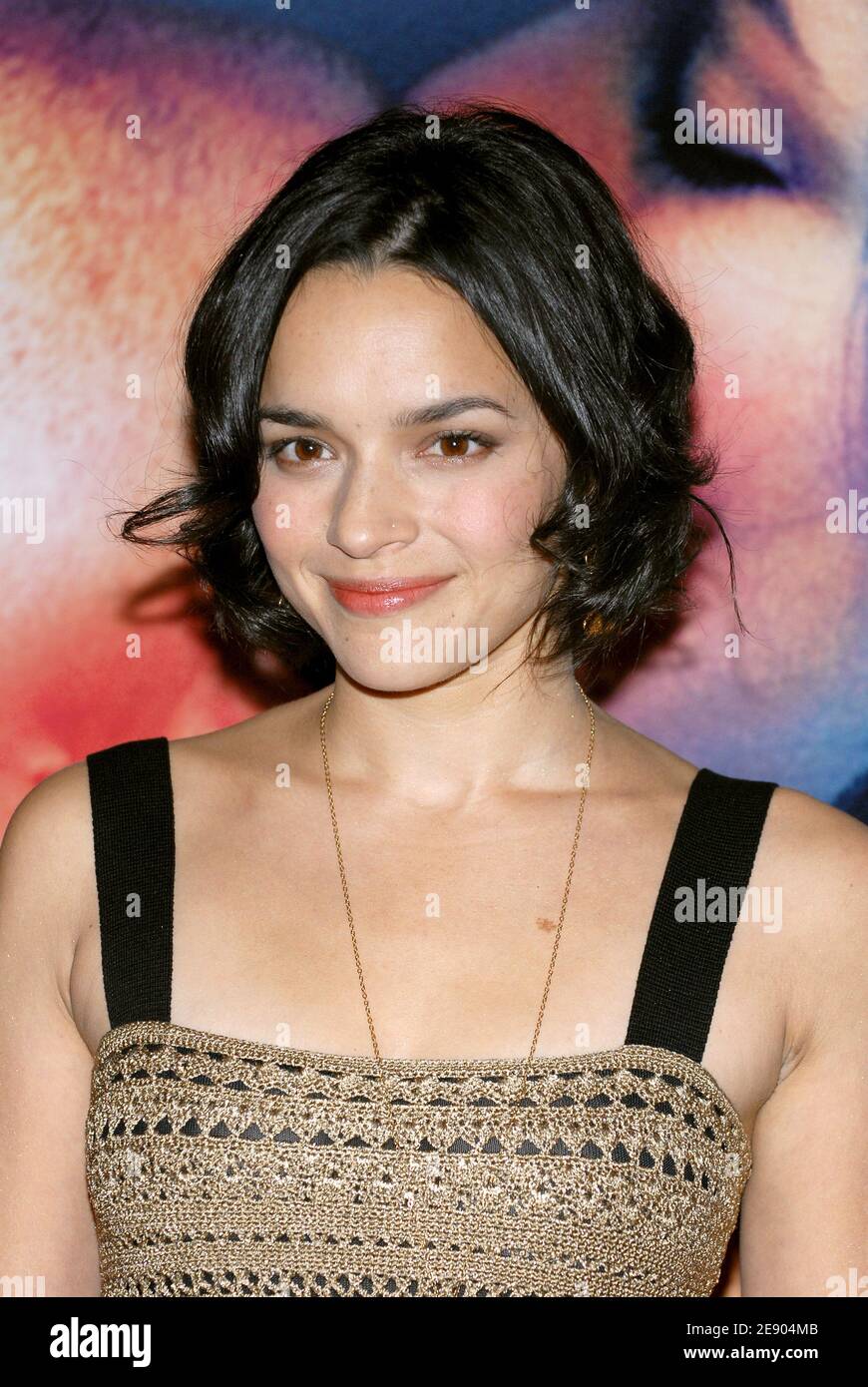 La chanteuse américaine Norah Jones pose pour des photos alors qu'elle arrive à la première de son nouveau film « My Blueberry Nights », qui s'est tenu au théâtre Gaumont champs-Elysées à Paris, en France, le 13 novembre 2007. Photo de Nicolas Khayat/ABACAPRESS.COM Banque D'Images