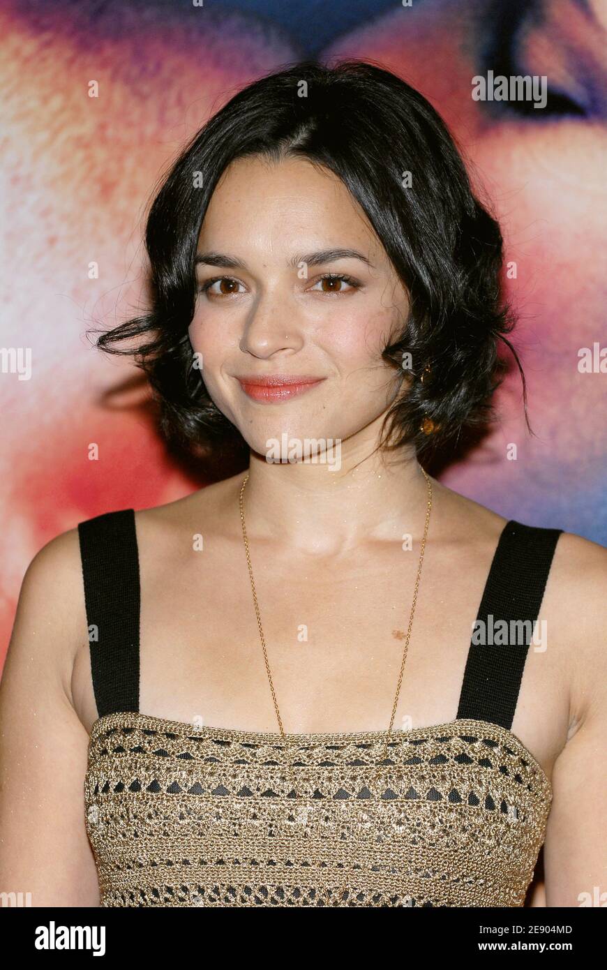 La chanteuse américaine Norah Jones pose pour des photos alors qu'elle arrive à la première de son nouveau film « My Blueberry Nights », qui s'est tenu au théâtre Gaumont champs-Elysées à Paris, en France, le 13 novembre 2007. Photo de Nicolas Khayat/ABACAPRESS.COM Banque D'Images