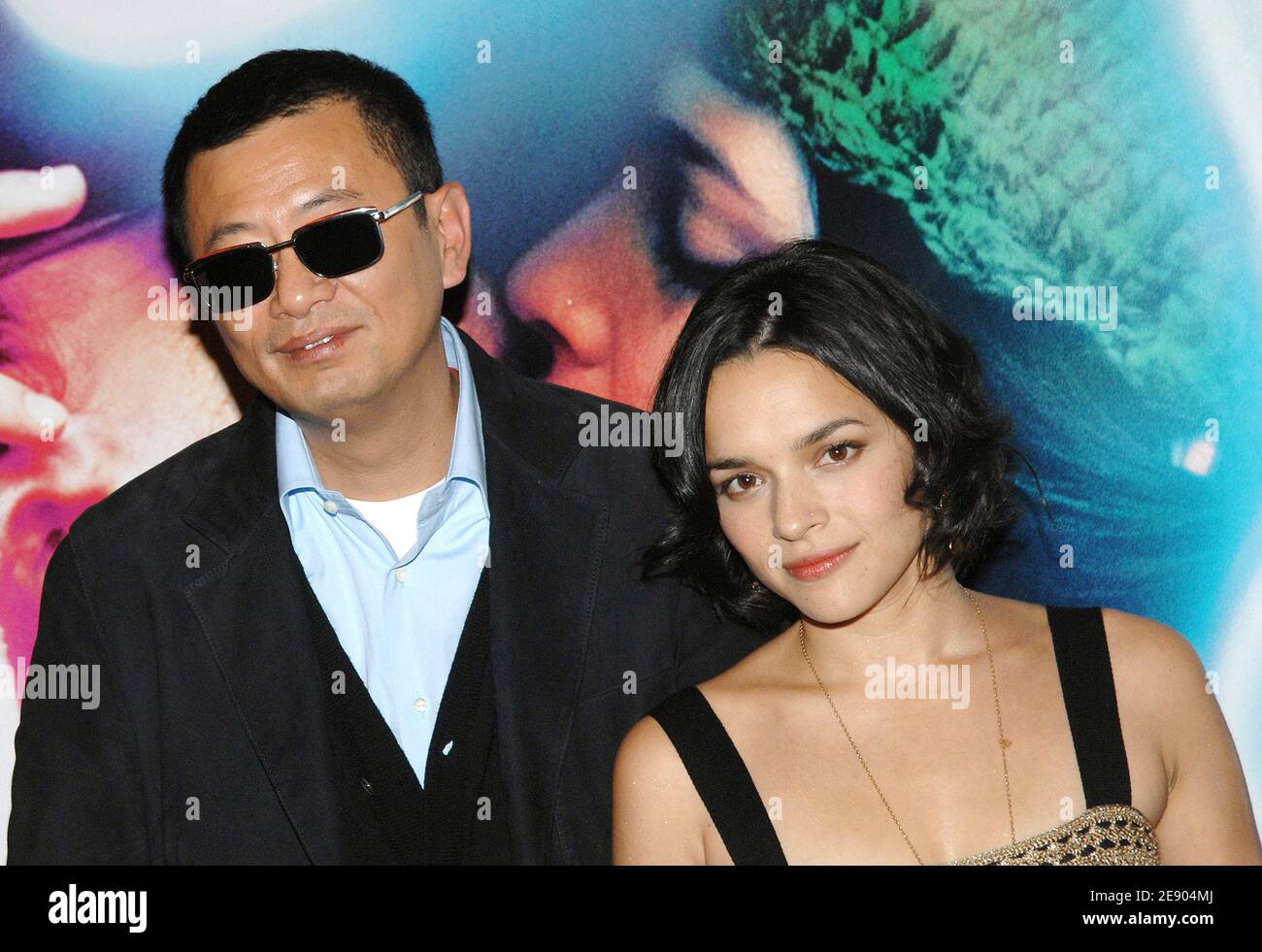 Le réalisateur chinois Kar Wai Wong et la chanteuse américaine Norah Jones posent pour des photos alors qu'ils arrivent à la première de leur nouveau film « My Blueberry Nights », qui s'est tenu au théâtre Gaumont champs-Elysées à Paris, en France, le 13 novembre 2007. Photo de Nicolas Khayat/ABACAPRESS.COM Banque D'Images