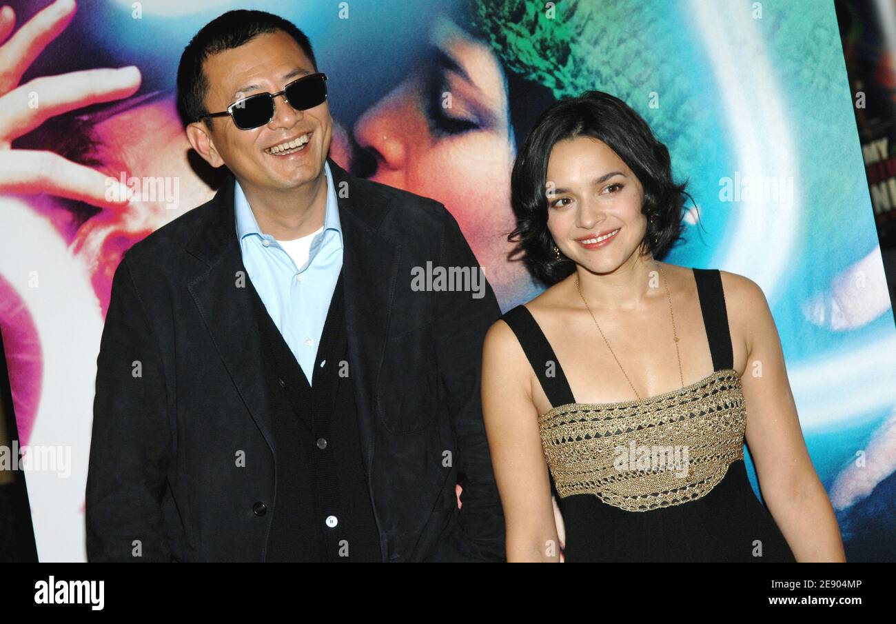 Le réalisateur chinois Kar Wai Wong et la chanteuse américaine Norah Jones posent pour des photos alors qu'ils arrivent à la première de leur nouveau film « My Blueberry Nights », qui s'est tenu au théâtre Gaumont champs-Elysées à Paris, en France, le 13 novembre 2007. Photo de Nicolas Khayat/ABACAPRESS.COM Banque D'Images