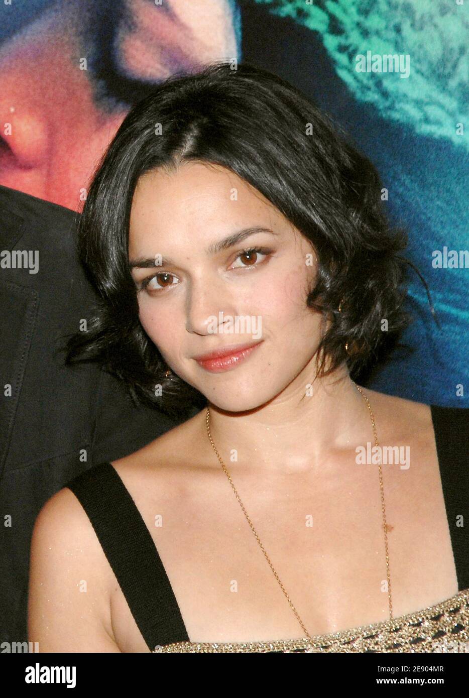 La chanteuse américaine Norah Jones pose pour des photos alors qu'elle arrive à la première de son nouveau film « My Blueberry Nights », qui s'est tenu au théâtre Gaumont champs-Elysées à Paris, en France, le 13 novembre 2007. Photo de Nicolas Khayat/ABACAPRESS.COM Banque D'Images