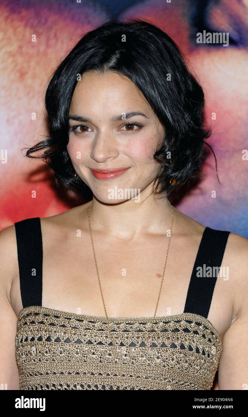 La chanteuse américaine Norah Jones pose pour des photos alors qu'elle arrive à la première de son nouveau film « My Blueberry Nights », qui s'est tenu au théâtre Gaumont champs-Elysées à Paris, en France, le 13 novembre 2007. Photo de Nicolas Khayat/ABACAPRESS.COM Banque D'Images
