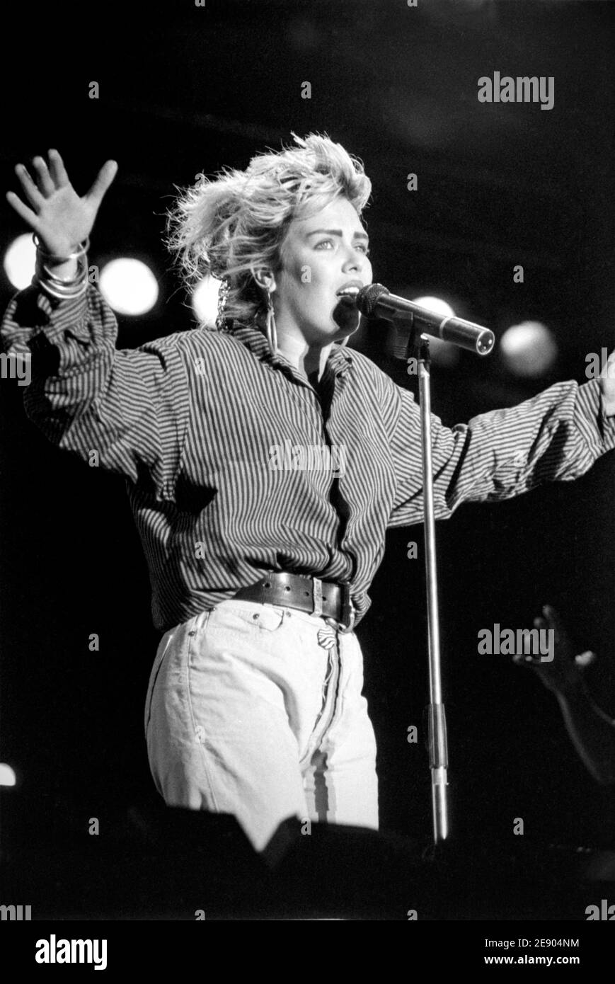 ROTTERDAM, PAYS-BAS - JUL 07, 1986 : Kim Wilde pendant un concert à Rotterdam. Banque D'Images