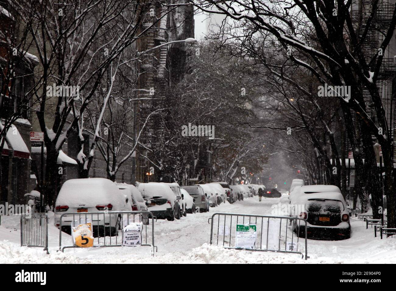 New York, New York, États-Unis. 1er février 2021. De la neige tombe sur la section Chelsea de Manhattan alors qu'une tempête de neige importante a blanché la région de New York aujourd'hui. Il est prévu que la ville pourrait avoir jusqu'à deux pieds de neige avant que la tempête ne s'abattue. La vue ici est le long de l'une des rues latérales de Chelsea. Crédit : Adam Stoltman/Alamy Live News Banque D'Images