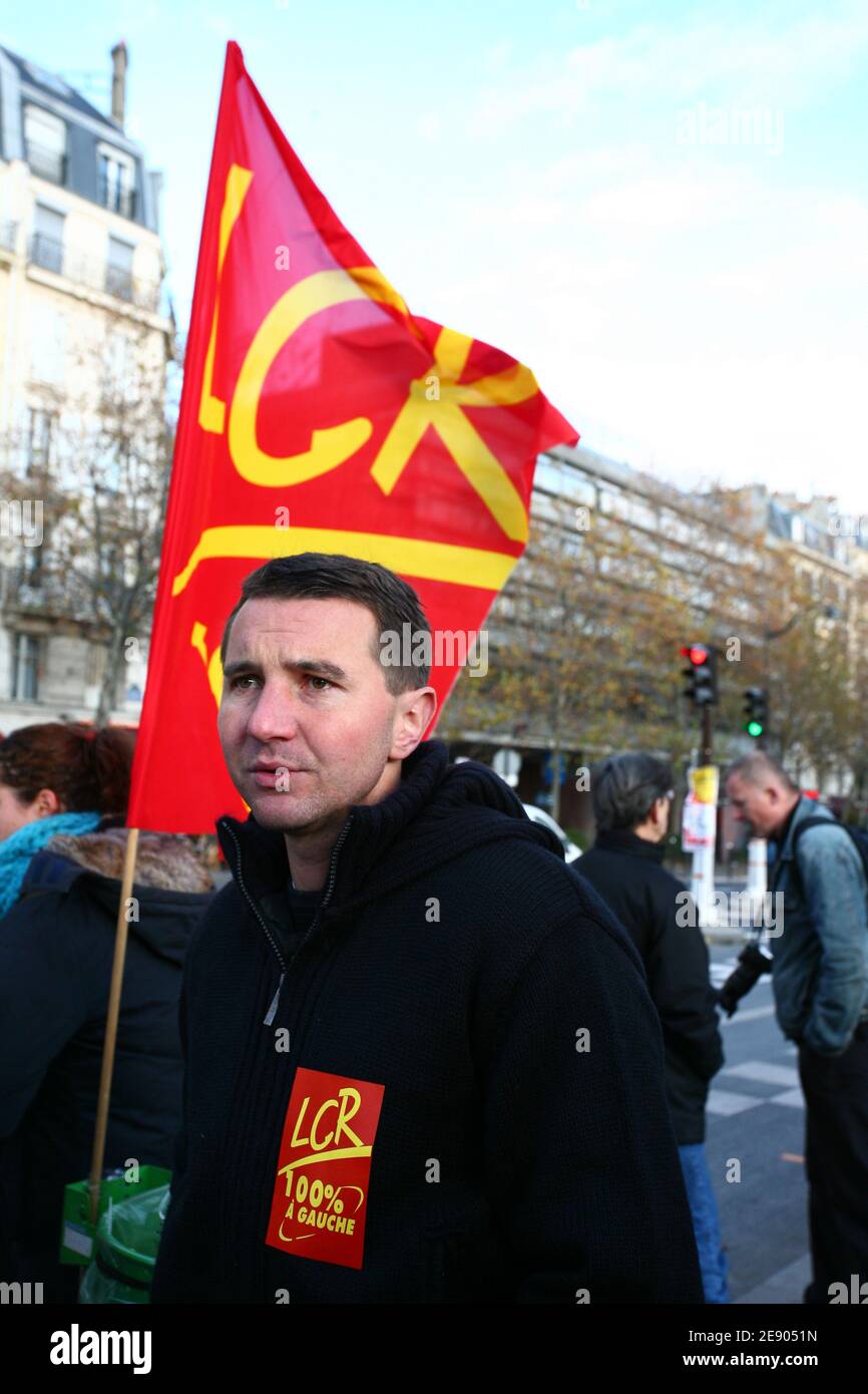 Olivier Besancenot, dirigeant de la Ligue communiste révolutionnaire (LCR) participe à une manifestation à Paris, en France, le jour d'une grève nationale le 14 novembre 2007. Photo de Mousse/Taamallah/ABACAPRESS.COM Banque D'Images