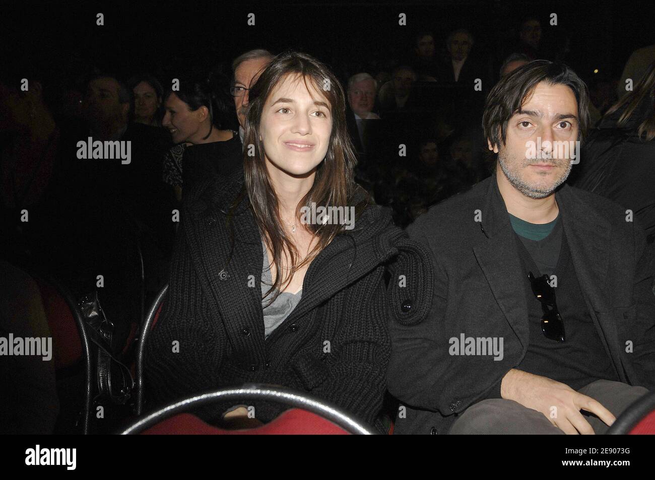 L'actrice française Charlotte Gainsbourg et son mari Yvan Attal assistent à la cérémonie de clôture du 8e Festival de musique et de cinéma à Auxerre, en France, le 17 novembre 2007. Photo de Giancarlo Gorassini/ABACAPRESS.COM Banque D'Images