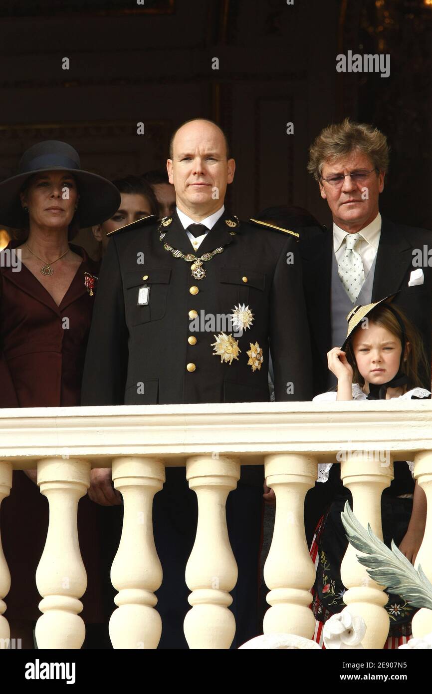 La princesse Caroline de Hanovre, la princesse Charlotte Casiraghi, le prince Albert II, Ernst-August de Hanovre et la princesse Alexandra assistent, depuis le balcon du palais, à la cérémonie de remise des normes et au défilé militaire sur la place du palais à Monaco, dans le cadre des cérémonies de la fête nationale du 19 novembre 2007. Photo de Nebinger-Orban/ABACAPRESS.COM Banque D'Images