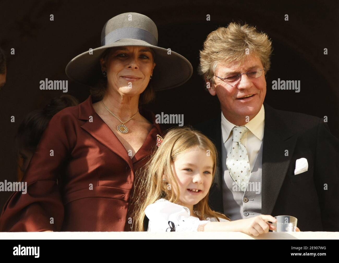 La princesse Caroline de Monaco, la princesse Alexandra et Ernst August de Hanovre assistent, depuis le balcon du palais, à la cérémonie de remise en liberté standard et au défilé militaire sur la place du palais à Monaco dans le cadre des cérémonies de la fête nationale du 19 novembre 2007. Photo de Nebinger-Orban/ABACAPRESS.COM Banque D'Images