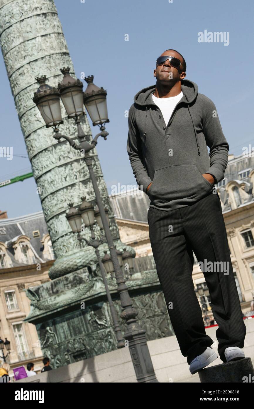 EXCLUSIF. Le chanteur britannique Craig David pose la place Vendôme et l'hôtel Inside Costes à Paris, en France, le 17 septembre 2007, alors qu'il est en France pour promouvoir son prochain album 'Trust Me'. Photo de Greg Soussan/ABACAPRESS.COM Banque D'Images