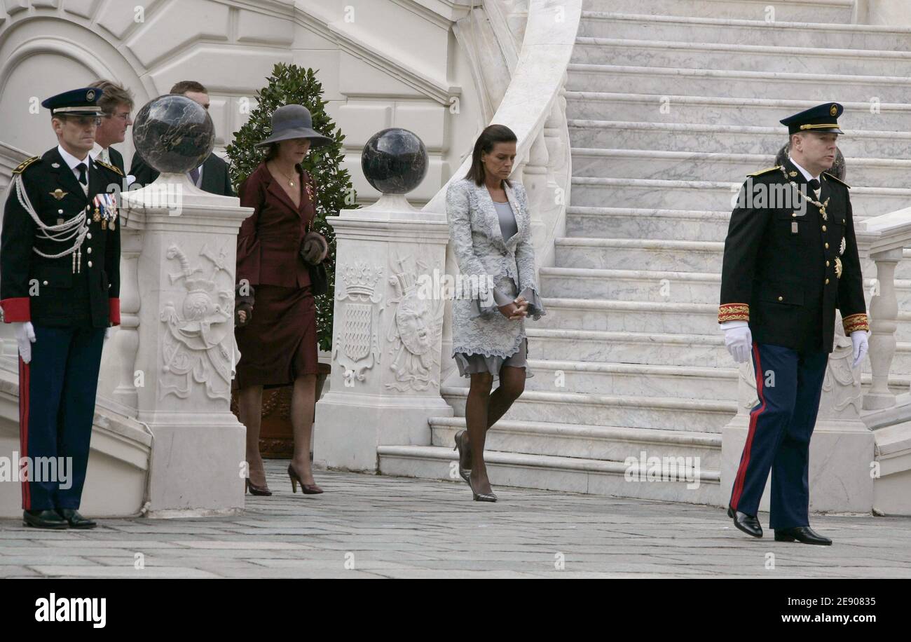 Le Prince Albert II de Monaco se promène devant ses sœurs Princesses
