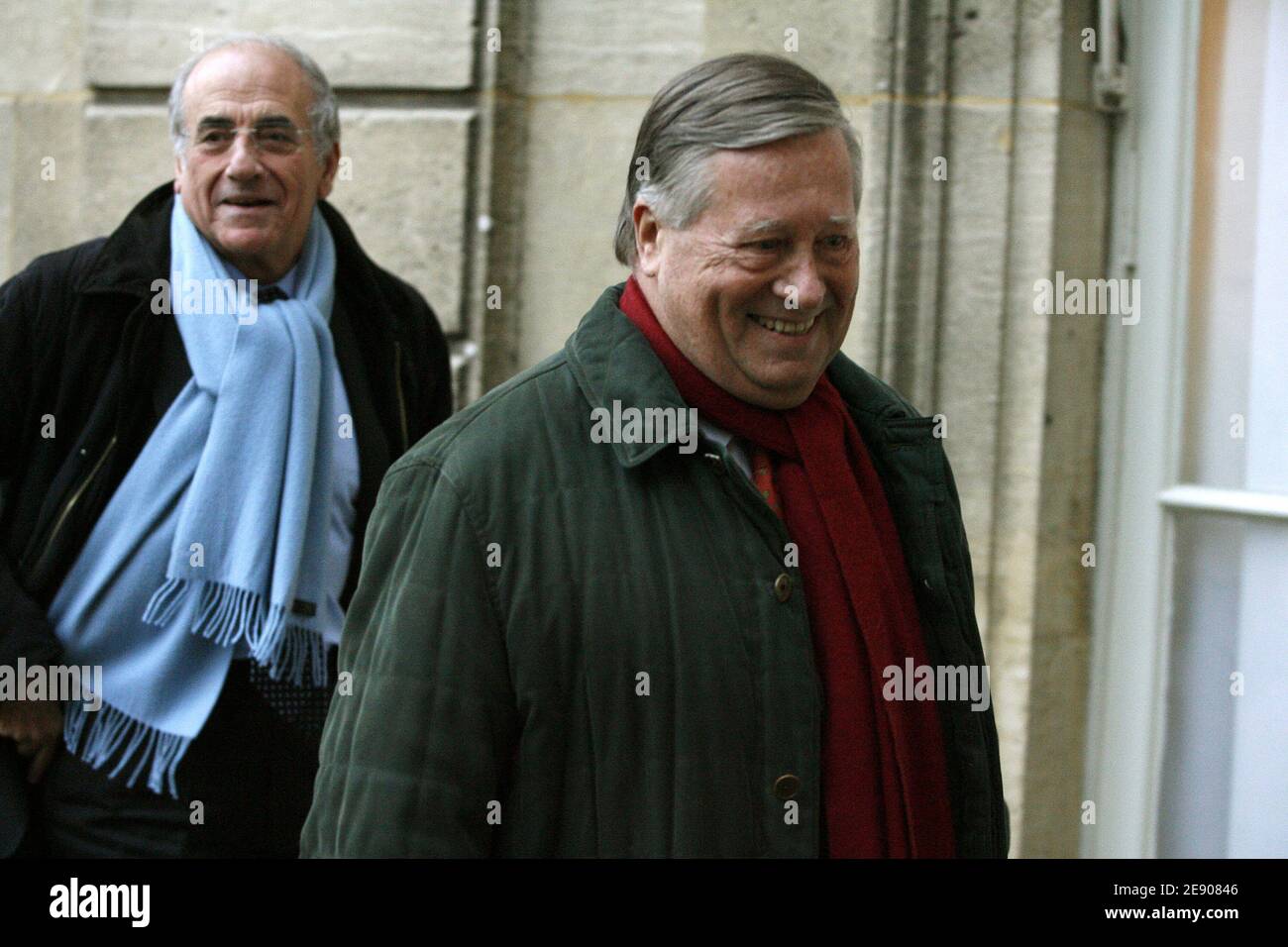 Alain Duhamel (R) et Jean-Pierre Elkabbach arrivent pour une rencontre avec  le président français Nicolas Sarkozy à l'Elysée présidentielle de Paris,  France, le 19 novembre 2007. Photo de Corentin Fohlen/ABACAPRESS.COM Photo  Stock -