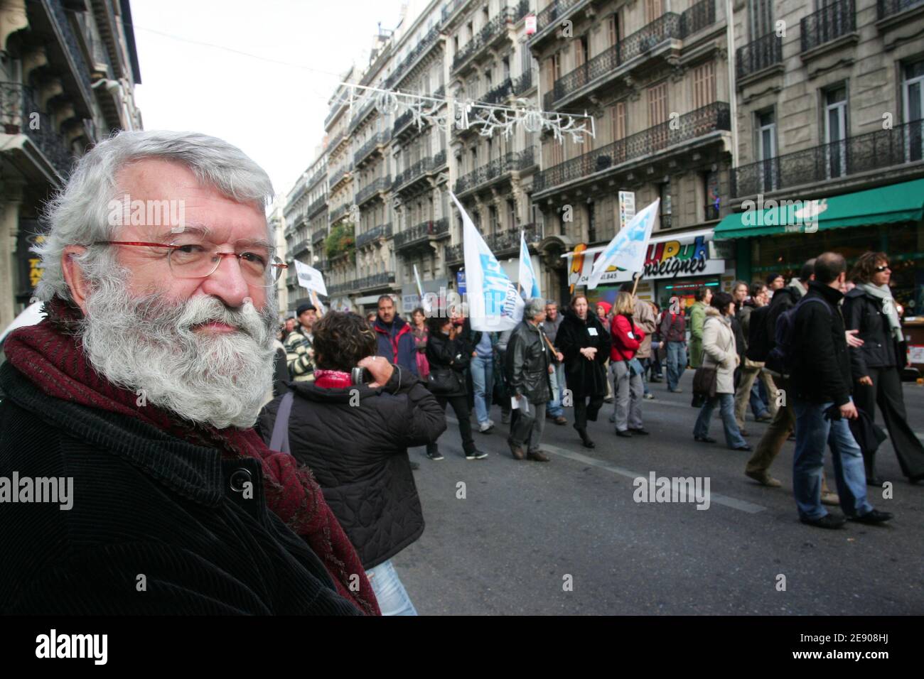 Des milliers de personnes manifestent à Marseille, en France, le 20 novembre 2007, dans le cadre d'une journée nationale de protestation contre les fonctionnaires et les étudiants français en grève, se joignant à un arrêt d'une semaine par les travailleurs des transports. Les employés de l'État, y compris les enseignants, les employés des postes et les contrôleurs de la circulation aérienne, ont lancé leur grève d'une journée pour soutenir les demandes d'augmentation des salaires et de fin des suppressions d'emplois. Le gouvernement fait également face à une campagne des étudiants contre une loi qui permet aux universités de lever des fonds de sources privées, et par les magistrats contre la fermeture des tribunaux locaux. Le gouvernement l'avait déjà fait Banque D'Images