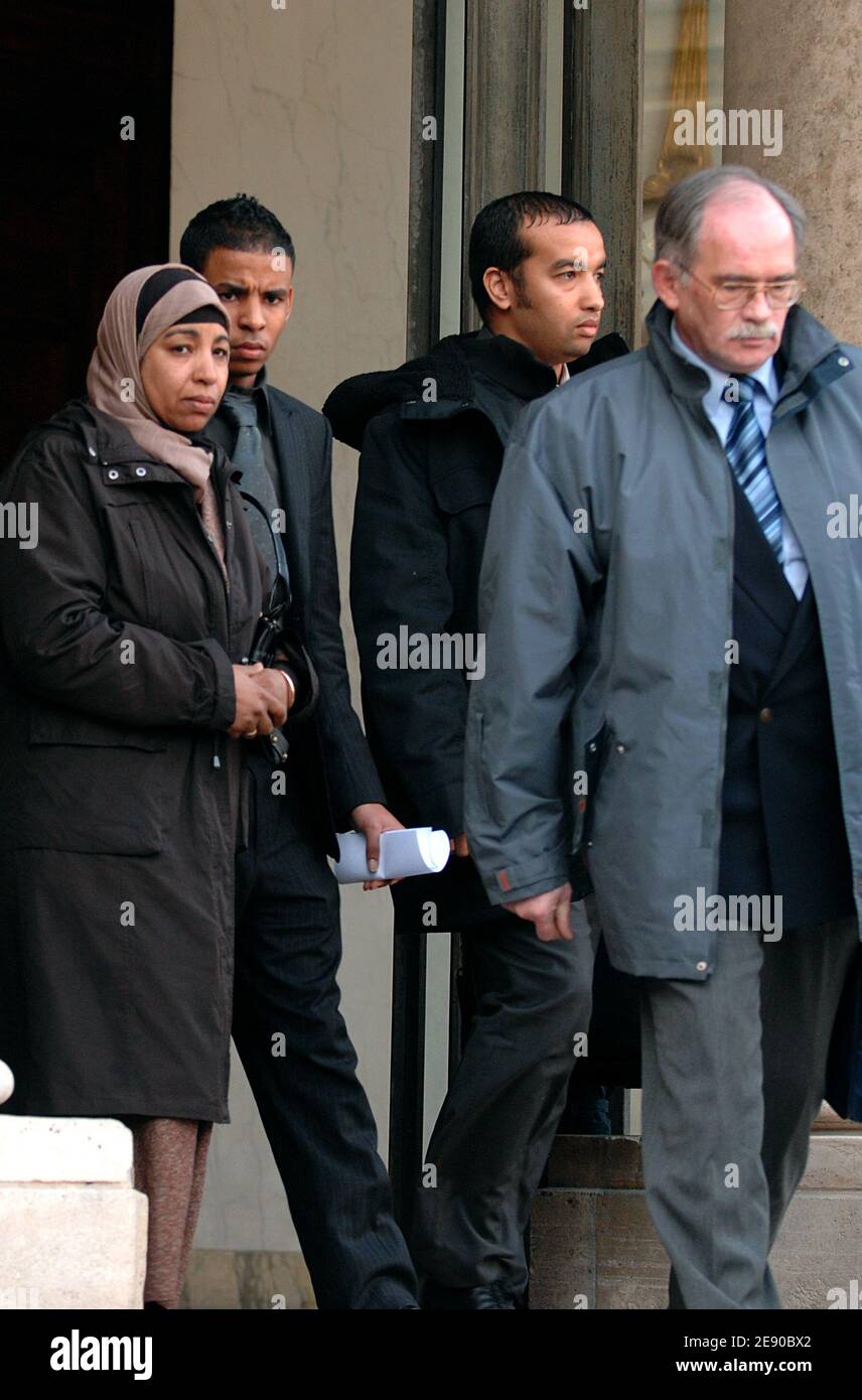 Mme Sehhouli (L), mère de Moushin, 15 ans, l'une des deux taangers qui est morte après une collision entre une moto et une voiture de police à Villiers-le-Bel, banlieue nord de Paris, quitte l'Elysée après une rencontre avec le président nicolas Sarkozy à Paris, en France, le 28 novembre 2007. Photo de Nicolas Khayat/ABACAPRESS.COM Banque D'Images