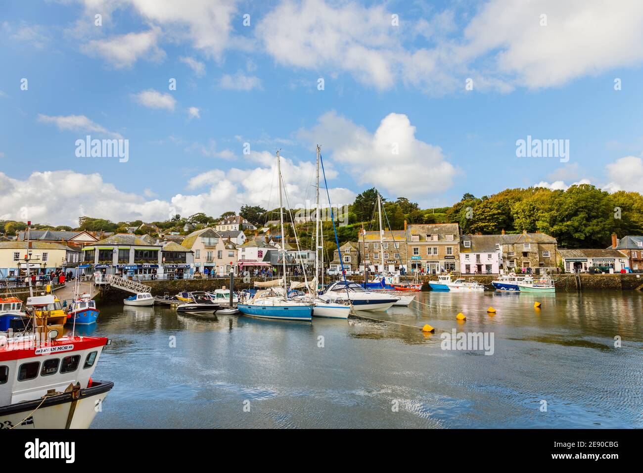 Des bateaux à voile amarrés dans le port de Padstow, une petite ville/village de pêcheurs sur la rive ouest de l'estuaire de la rivière Camel, côte nord des Cornouailles Banque D'Images