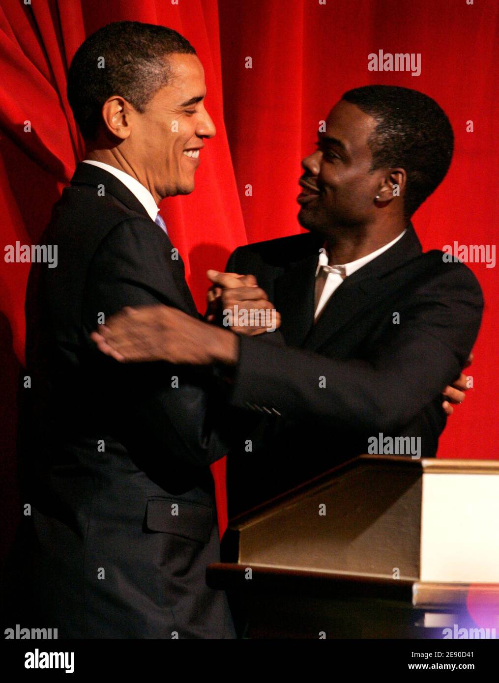 Chris Rock accueille Barack Obama sur scène lors d'une « nuit à l'Apollo » au théâtre Apollo de Harlem à New York, NY, USA, le 29 novembre 2007. Photo de Donna Ward/ABACAPRESS.COM Banque D'Images