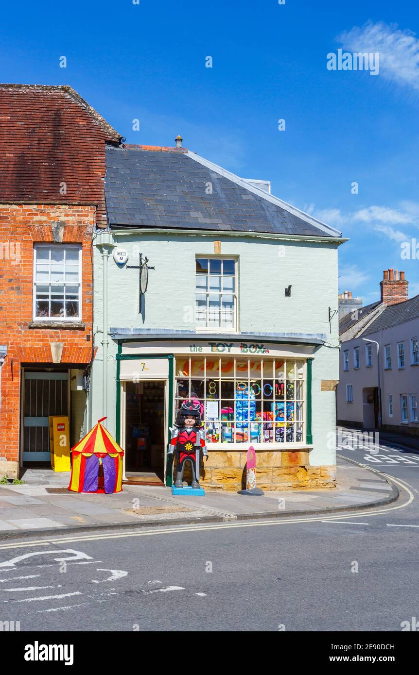 Une petite boutique de jouets de style traditionnel, The Toy Box, à Sherborne, une ville de Dorset, au sud-ouest de l'Angleterre, au Royaume-Uni en été Banque D'Images