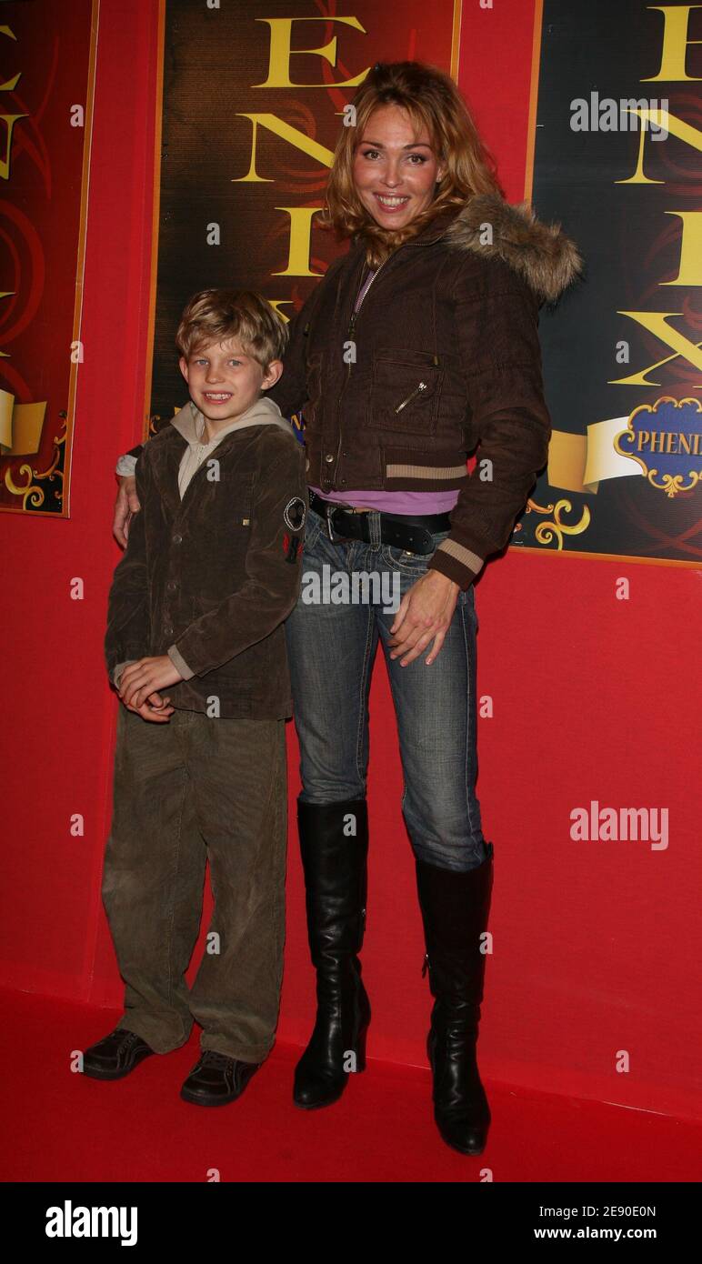 La chanteuse Indra arrive avec son fils pour la soirée d'ouverture du Cirque Phénix, à Paris, en France, le 3 décembre 2007. Photo de Denis Guignebourg/ABACAPRESS.COM Banque D'Images