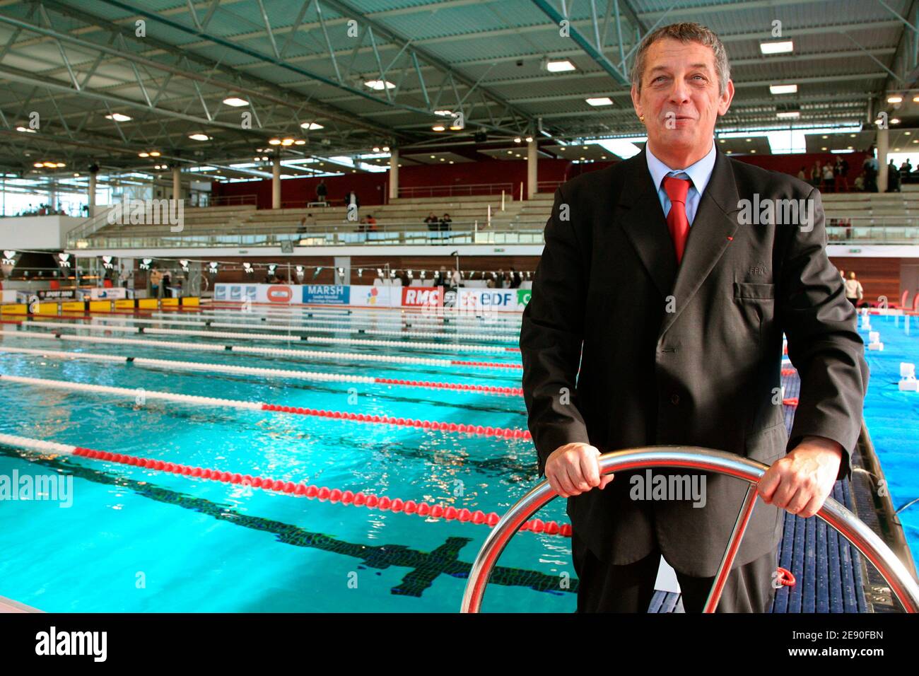 Président de la Fédération française de natation Francis Luyce lors des championnats français de natation court à Nîmes, France, le 8 décembre 2007. Photo de Mehdi Taamallah/Cameleon/ABACAPRESS.COM Banque D'Images