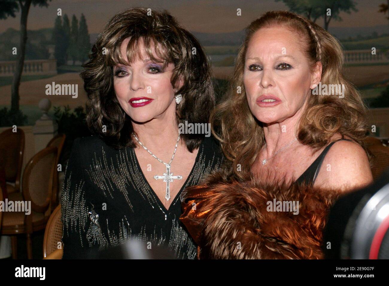Qui Est Le Mari De Ursula Andress Joan Collins et Ursula Andress assistent à l'édition 2007 du gala « le  meilleur » qui s'est tenu à l'hôtel Bristol à Paris, en France, le 9  décembre 2007. Photo de Benoit