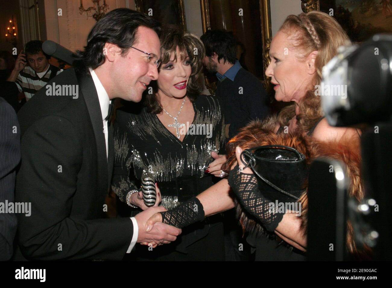 Qui Est Le Mari De Ursula Andress Joan Collins et son mari Percy Gibson avec Ursula Andress assistent à l