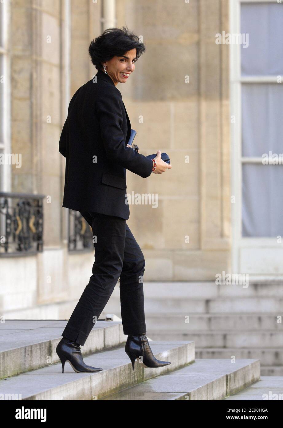 Rachida Dati quitte le conseil hebdomadaire des ministres qui s'est tenu à  l'Elysée à Paris, en France, le 12 décembre 2007. Photo de Christophe  Guibbbaud/ABACAPRESS.COM Photo Stock - Alamy