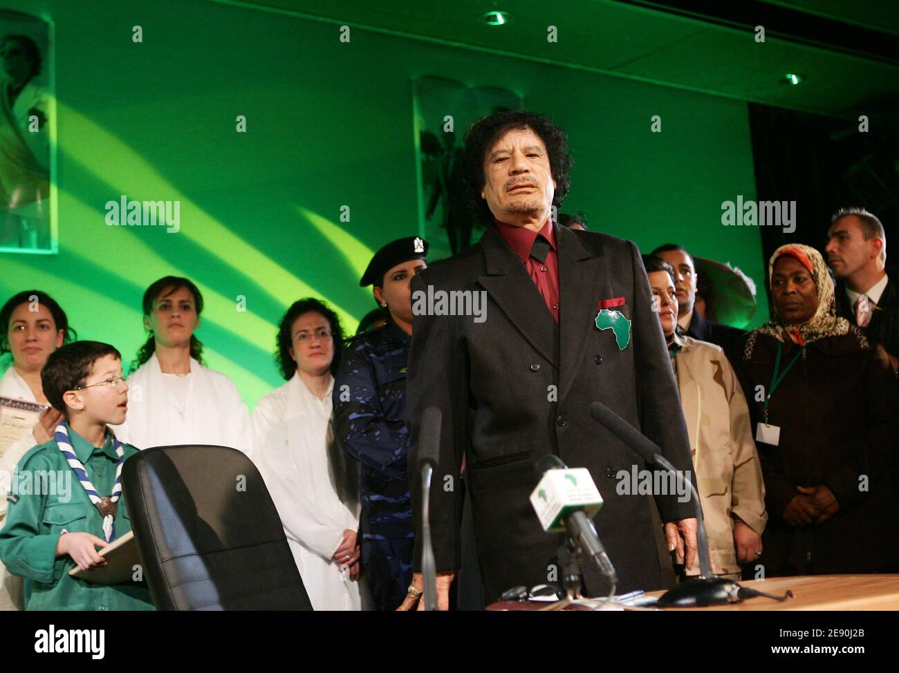 Le leader libyen Moammar Kadhafi assiste à une réunion avec des personnalités féminines à Paris, le troisième jour de sa visite de six jours à Paris, en France, le 12 décembre 2007. Photo de Chesnot-Stevens/Pool/ABACAPRESS.COM Banque D'Images