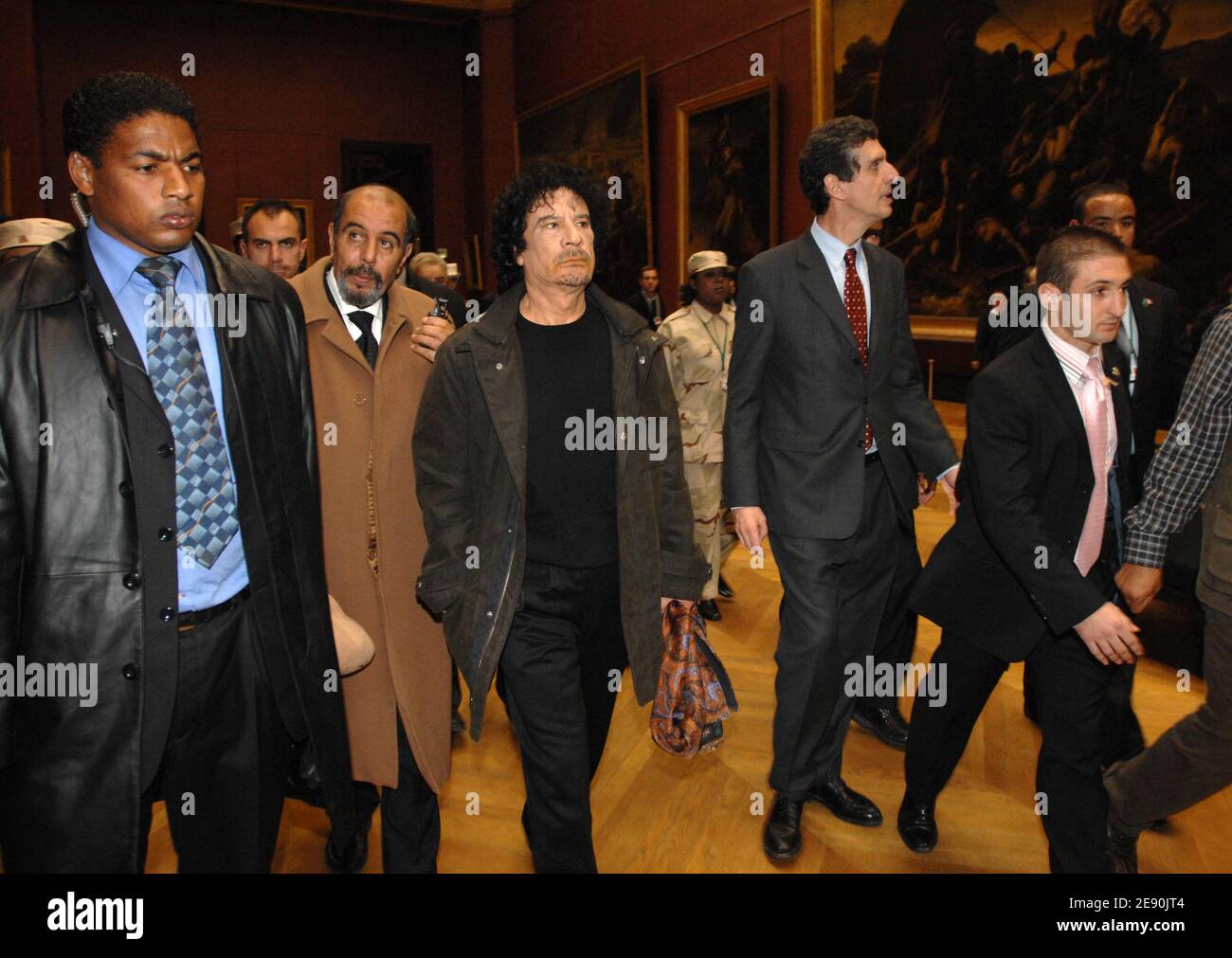 Le leader libyen Moammar Kadhafi regarde les peintures alors qu'il visite le musée du Louvre lors de sa visite controversée de six jours à Paris, France, le 13 décembre 2007. Photo de Chesnot-Stevens/Pool/ABACAPRESS.COM Banque D'Images