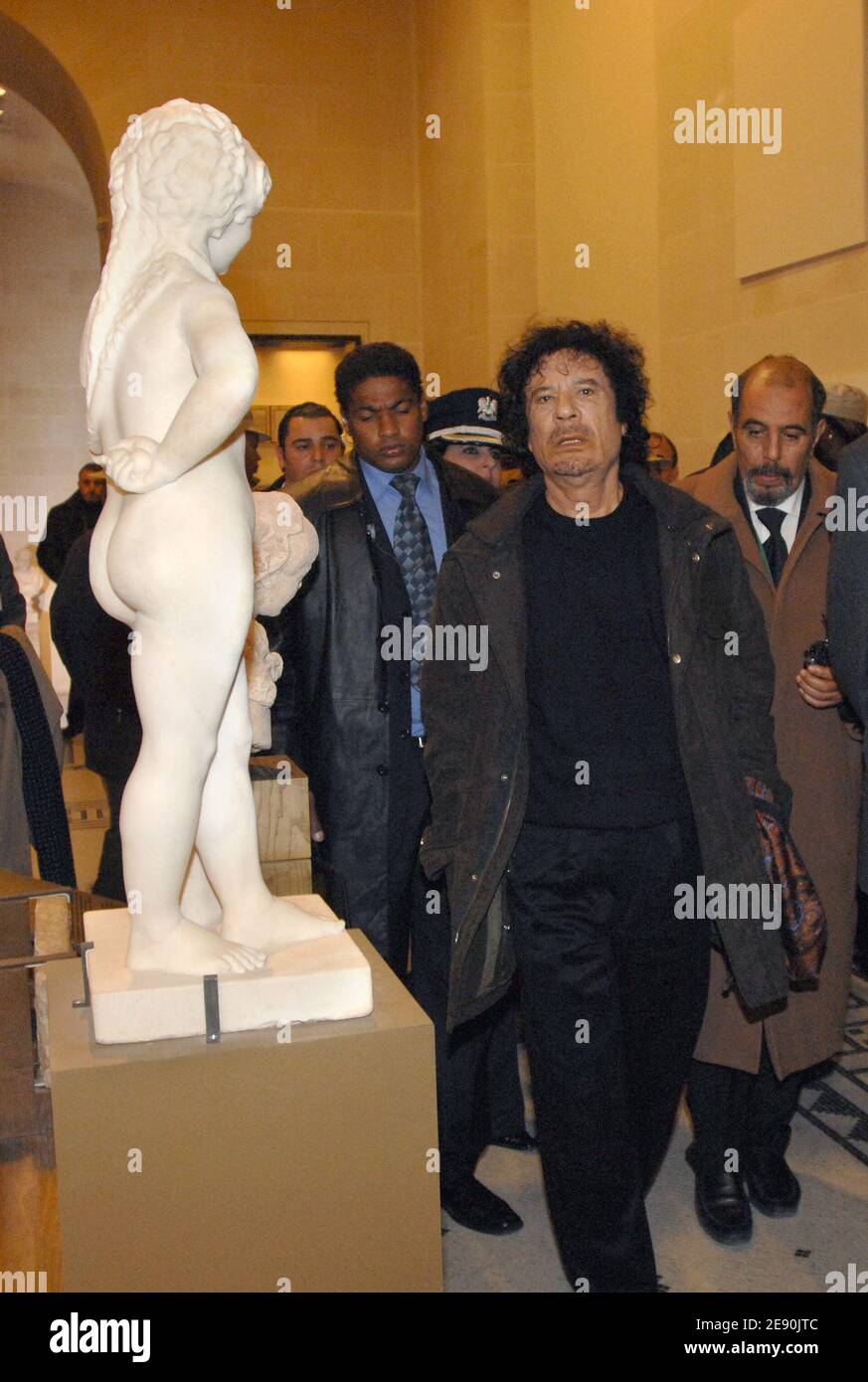 Le dirigeant libyen Moammar Kadhafi regarde les statues alors qu'il visite le musée du Louvre lors de sa visite controversée de six jours à Paris, France, le 13 décembre 2007. Photo de Chesnot-Stevens/Pool/ABACAPRESS.COM Banque D'Images