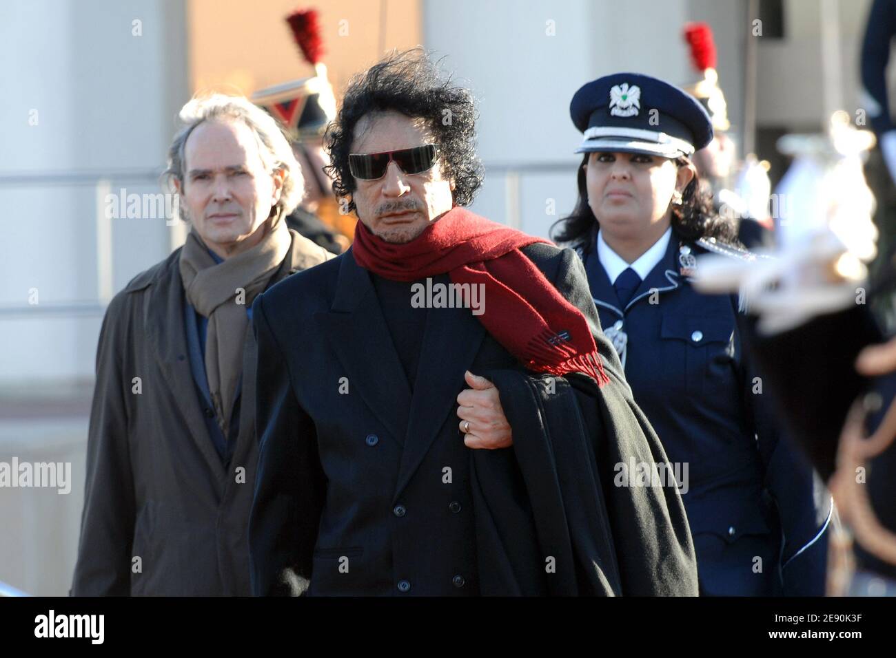 Le leader libyen Moammar Kadhafi quitte l'aéroport d'Orly, près de Paris, en France, le 15 décembre 2007, après une visite controversée de 5 jours. Photo par Ammar Abd Rabbo/ABACAPRESS.COM Banque D'Images