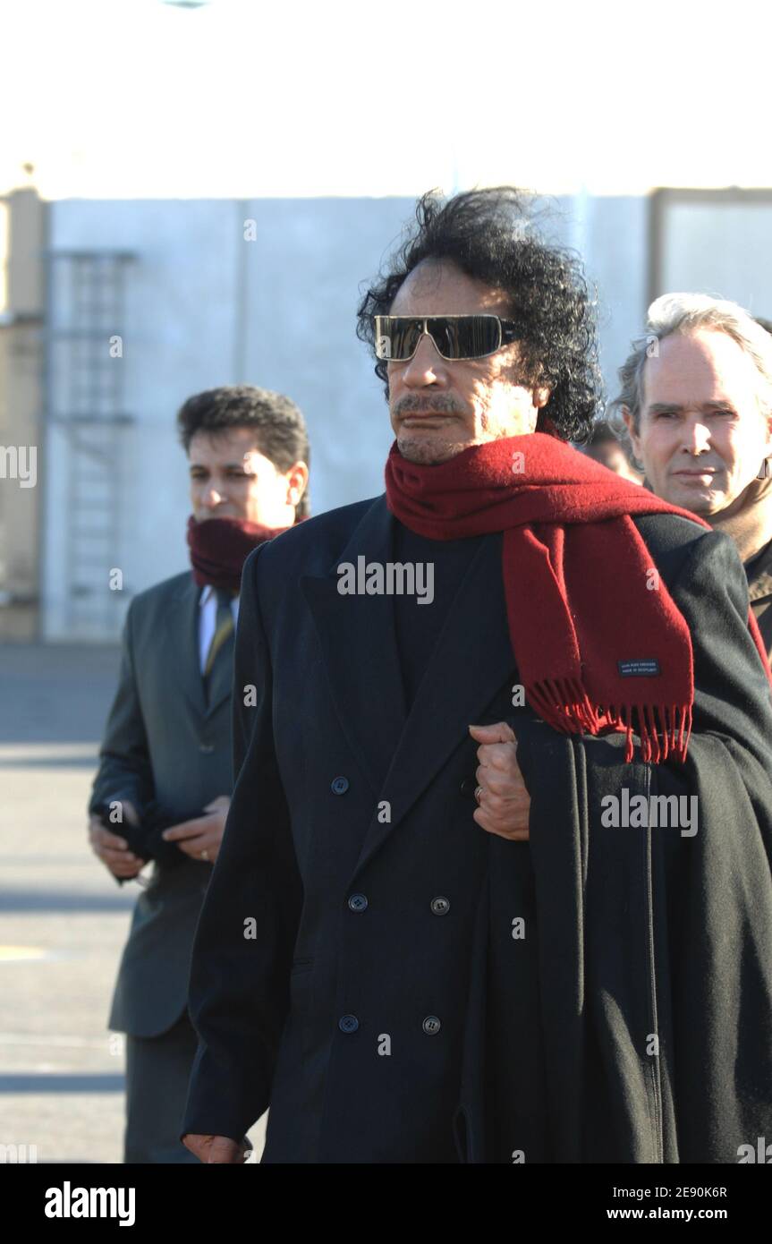 Le leader libyen Moammar Kadhafi quitte l'aéroport d'Orly, près de Paris, en France, le 15 décembre 2007, après une visite controversée de 5 jours. Photo par Ammar Abd Rabbo/ABACAPRESS.COM Banque D'Images