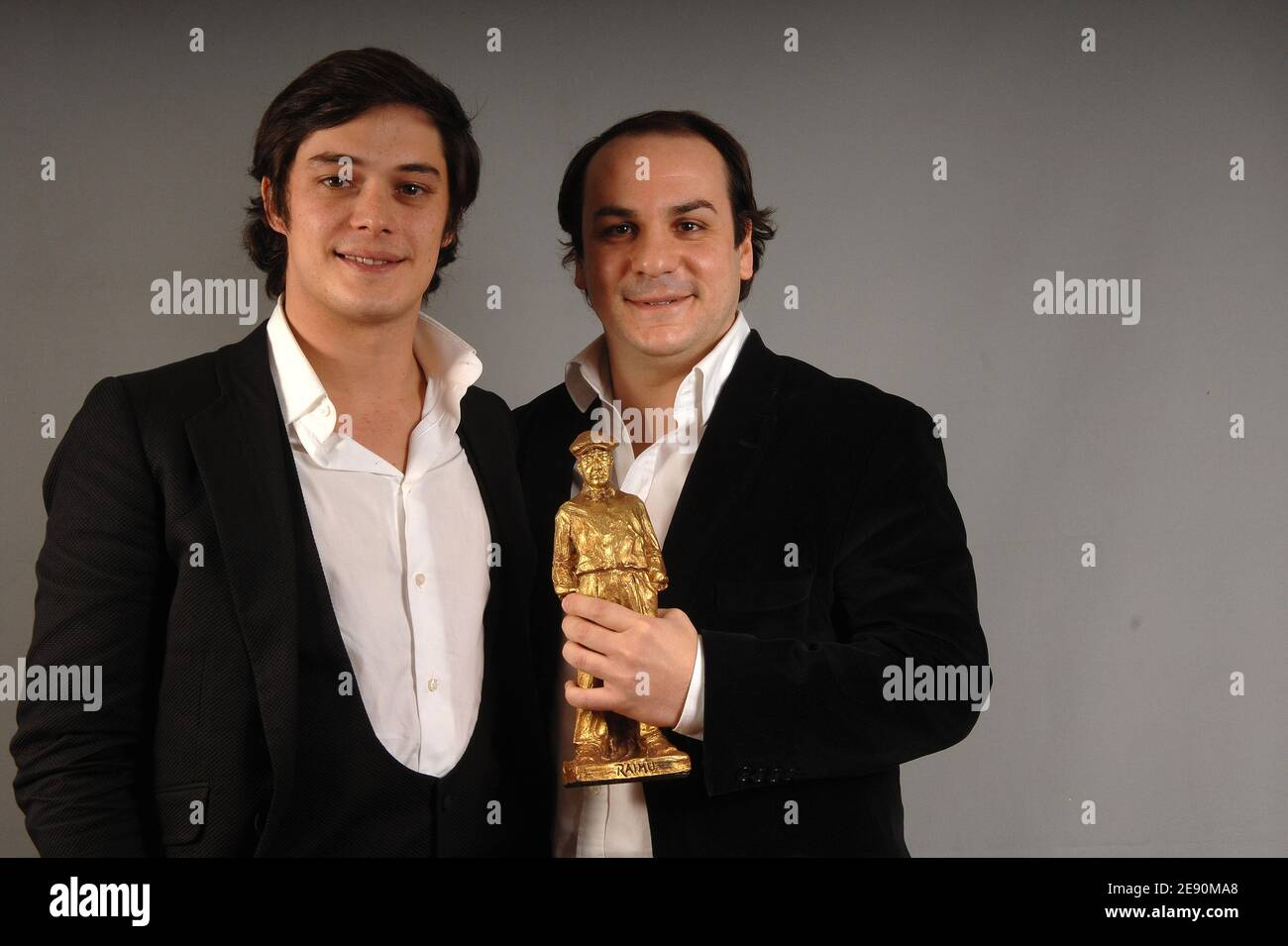 L'acteur français Aurélien Wiik et l'acteur François-Xavier Demaison posent avec son trophée du meilleur acteur du spectacle One Man après la cérémonie des Prix Raimu, qui s'est tenue au Théâtre Pierre Cardin, à Paris, en France, le 17 décembre 2007. Les "Raimu Awards" rendent hommage aux meilleurs acteurs, réalisateurs et producteurs français de l'année. Photo de Christophe Guibbbaud/ABACAPRESS.COM Banque D'Images