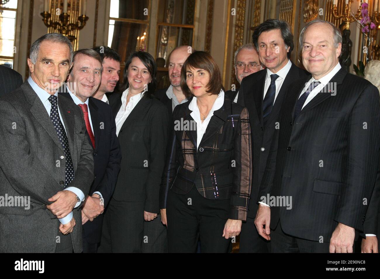 La ministre Christine Albanel et le PDG de France Television, Patrick de Caroris, sont photographiés, avec Jean-François Lepetit et Alain Terzian, lors de la signature de l'accord entre la chaîne d'Etat et les professionnels du cinéma, qui s'est tenu au Ministère de la Culture à Paris, en France, le 20 décembre 2007. Photo de Denis Guignebourg/ABACAPRESS.COM Banque D'Images