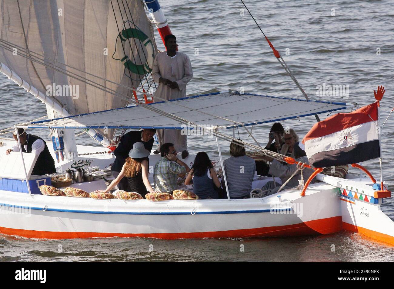 Le président français Nicolas Sarkozy avec sa petite amie, ancienne mannequin et chanteuse Carla Bruni, son fils Jean et sa petite amie Jessica déjeunent à bord d'un bateau égyptien traditionnel sur le Nil après leur visite dans la vallée des Rois à Louxor, en Égypte, le 26 décembre 2007. Photo de Mousse/ABACAPRESS.COM Banque D'Images