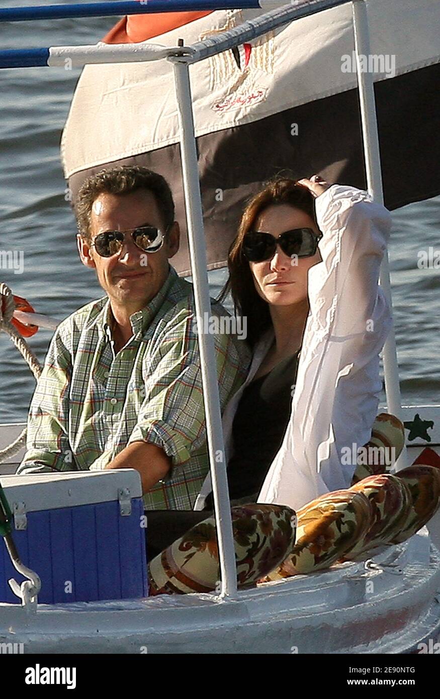 Le président français Nicolas Sarkozy avec sa petite amie, ancienne mannequin et chanteuse Carla Bruni, avec son fils Jean et un ami déjeunent à bord d'un bateau égyptien traditionnel sur le Nil après leur visite dans la vallée des Rois à Louxor, en Égypte, le 26 décembre 2007. Photo de Mousse/ABACAPRESS.COM Banque D'Images