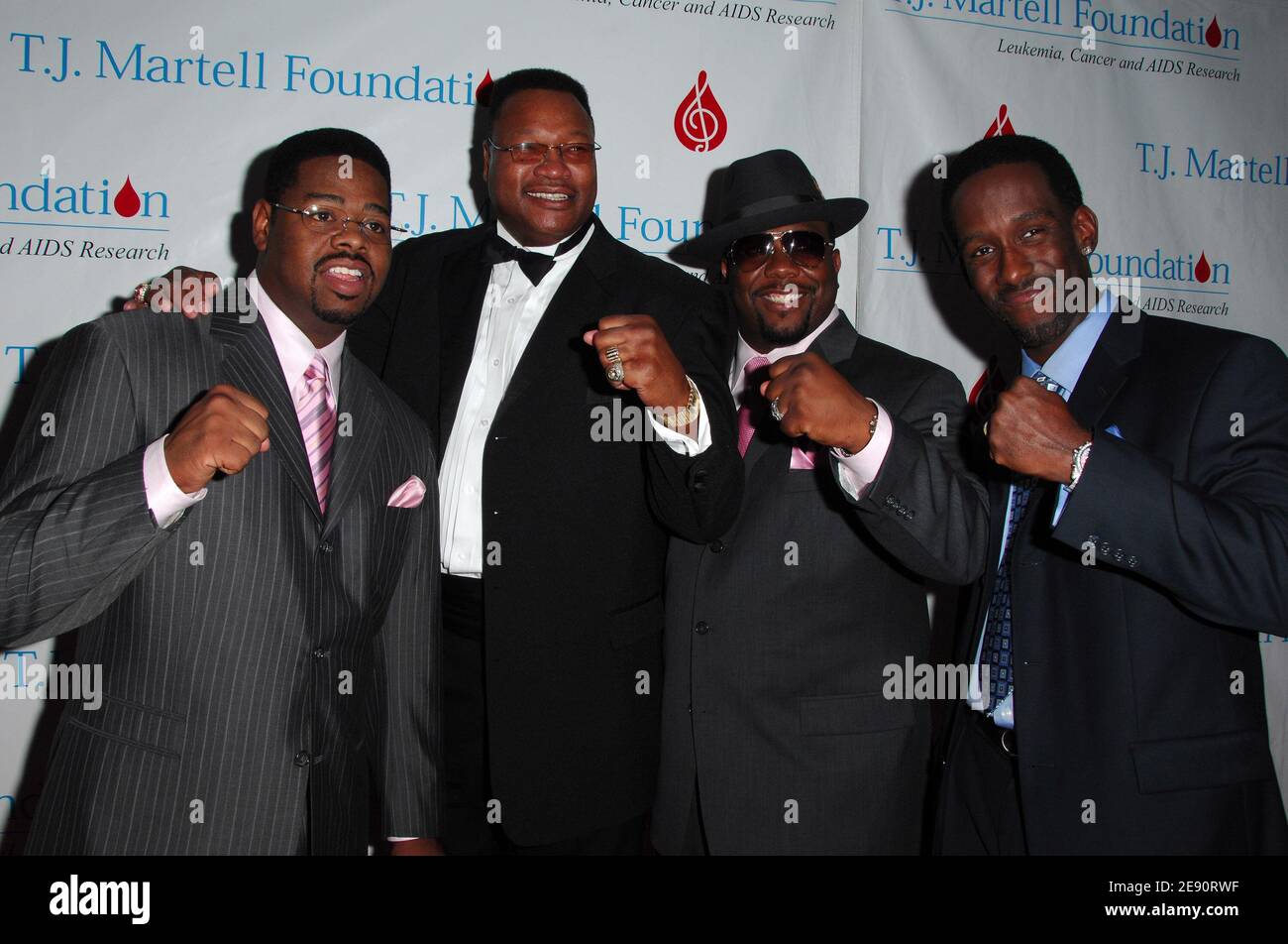 Nathan Morris, Wanya Morris, Sean Stockman de Boyz II les hommes posent avec le boxeur Larry Holmes (2e L) au 32e T.J. annuel Gala de la Fondation Martell au New York Hilton à New York City, Etats-Unis, le 23 octobre 2007. Photo de Gregorio Binuya/ABACAUSA.COM (en photo : Nathan Morris, Wanya Morris, Sean Stockman, Boyz II Men, Larry Holmes) Banque D'Images