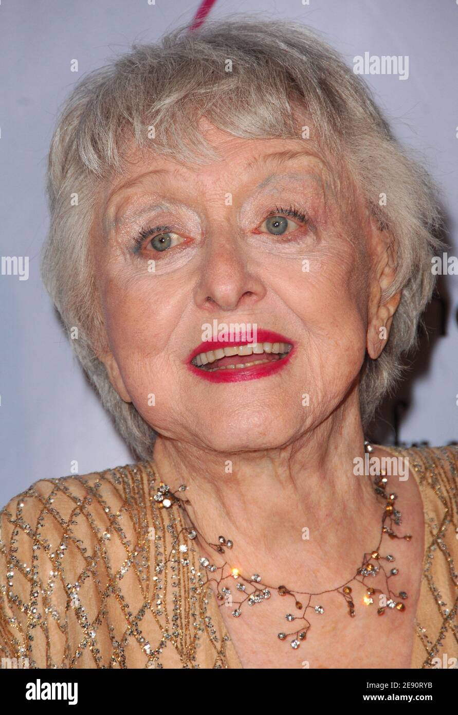 L'actrice Celeste Holm pose alors qu'elle arrive au gala annuel des prix de la Princess Grace Foundation-USA et à la vente aux enchères spéciale en direct à Sotheby's New York pour célébrer son 25e anniversaire et honorer l'héritage de la princesse Grace, à New York, NY, USA, le 25 octobre 2007. Photo de Gregorio Binuya/ABACAUSA.COM (photo : Celeste Holm) Banque D'Images