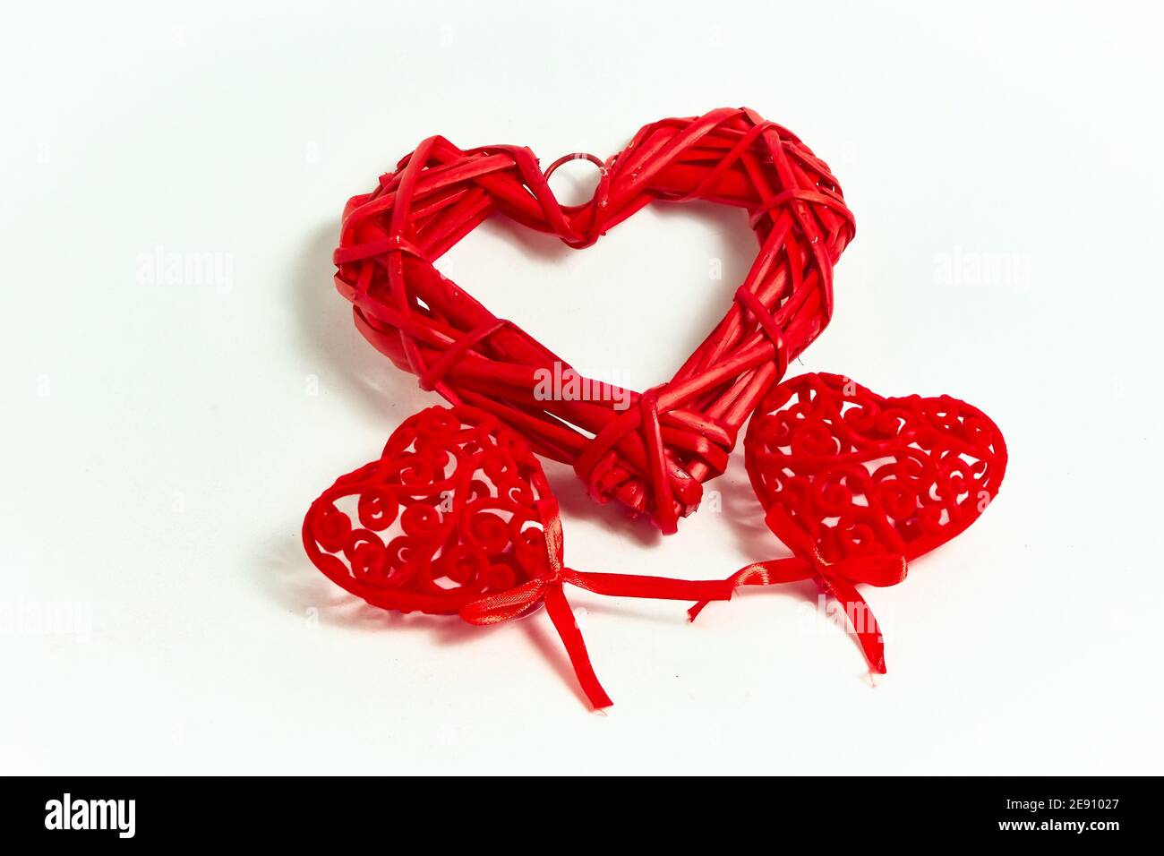 Coeurs rouges faits main pour la Saint-Valentin. Banque D'Images